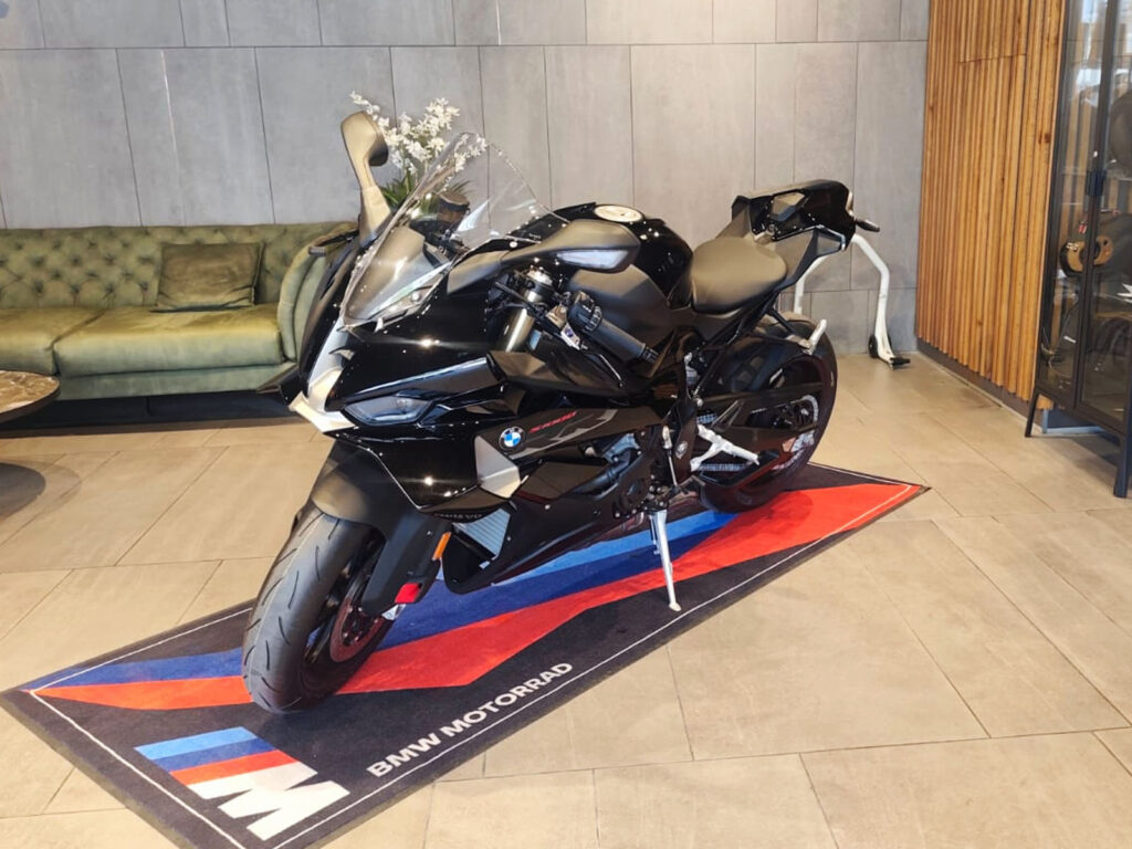 BMW S1000RR - Black, 2026 | V12