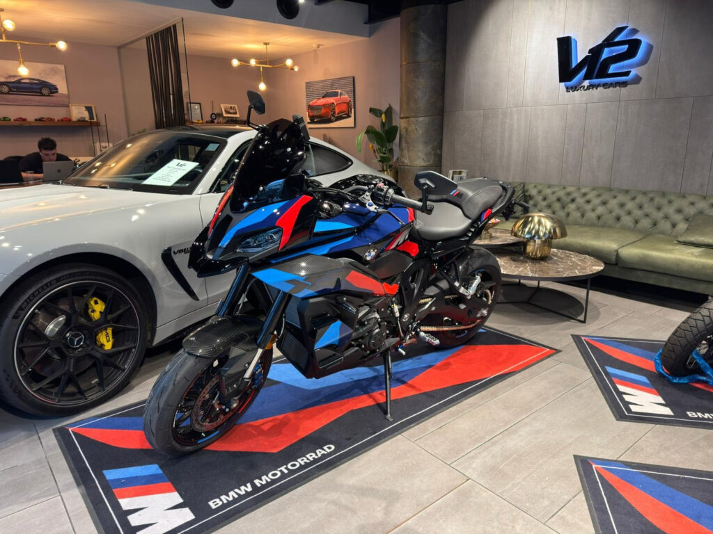 BMW M1000XR (צבע קומפטישיין)